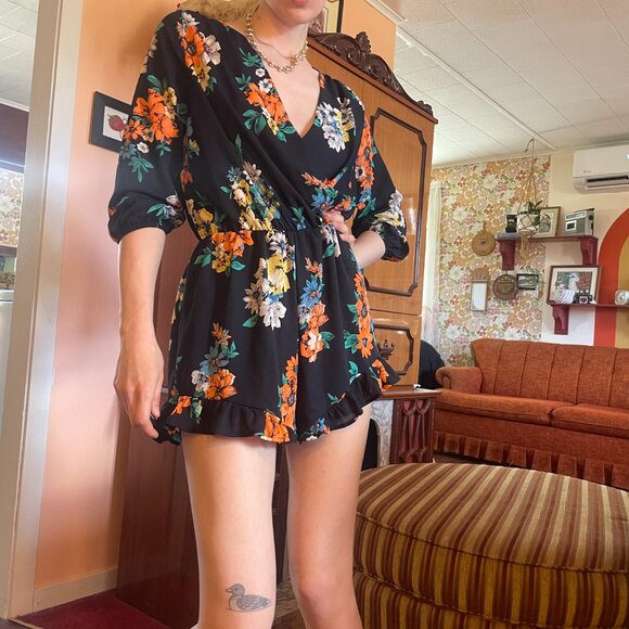 Floral plunge V neck Romper! - Picture 7 of 16